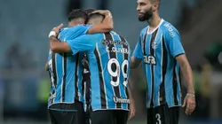Christian Olivera jogador do Grêmio comemora seu gol com jogadores do seu time durante partida contra o Atlético Grau no estádio Arena do Grêmio pelo campeonato Copa Sul-americana 2025. Foto: Liamara Polli/AGIF