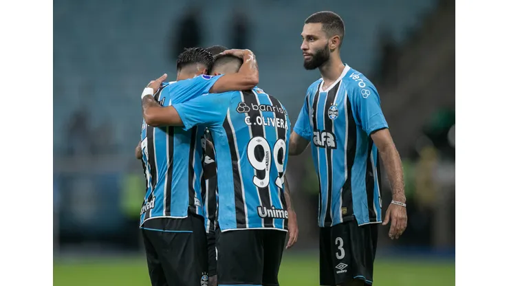 Christian Olivera jogador do Grêmio comemora seu gol com jogadores do seu time durante partida contra o Atlético Grau no estádio Arena do Grêmio pelo campeonato Copa Sul-americana 2025. Foto: Liamara Polli/AGIF