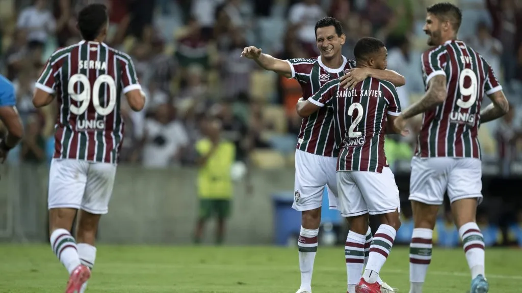 Serna jogador do Fluminense comemora seu gol com Ganso jogador da sua equipe durante partida contra o San Jose no estádio Maracanã pelo campeonato Copa Sul-americana 2025. Foto: Jorge Rodrigues/AGIF