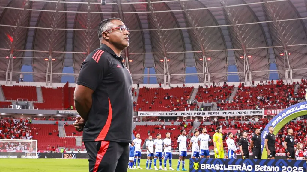 Roger Machado, técnico do Internacional, durante partida contra o Cruzeiro, pelo Campeonato Brasileiro. Foto: Maxi Franzoi/AGIF.