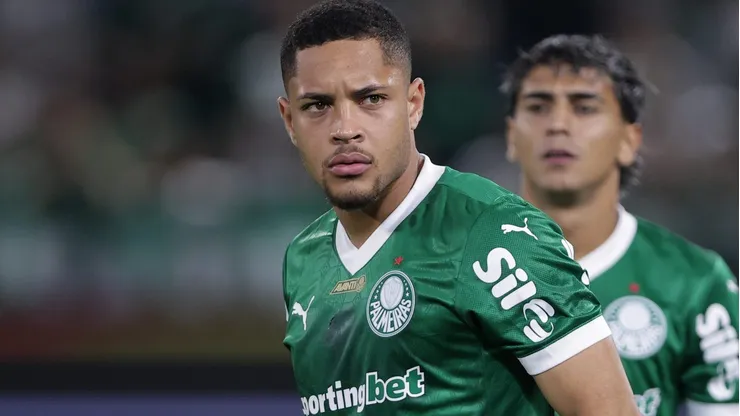 Vitor Roque durante partida entre Palmeiras e Corinthians, na Arena Barueri, pelo Campeonato Brasileiro.