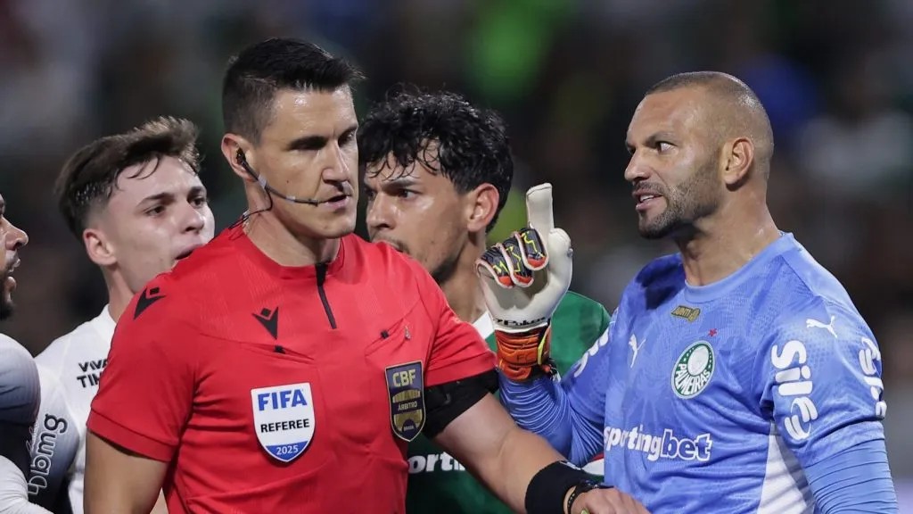 Foto: Ettore Chiereguini/AGIF – Árbitro Rafael Klein viu interferência de Gómez em gol de Vitor Roque.