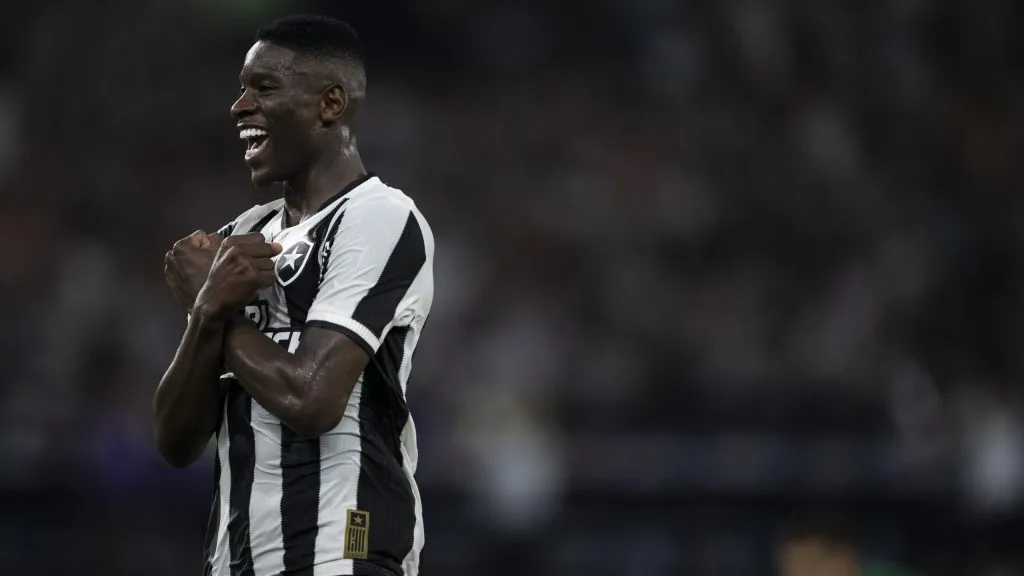 Luiz Henrique celebra um dos seus tentos com a camisa do Glorioso. Foto: Jorge Rodrigues/AGIF.