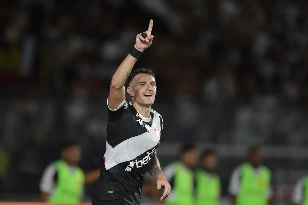 Vegetti comemora um de seus gols na partida contra o Sport. Foto: Thiago Ribeiro/AGIF