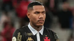 Zé Gabriel jogador do Vasco durante execução do hino nacional antes da partida contra o Athletico-PR no estádio Arena da Baixada pelo campeonato Brasileiro A 2023.
