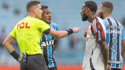 Edenilson, jogador do Grêmio reclama com a arbitragem durante partida contra o Flamengo no estadio Arena do Gremio pelo campeonato Brasileiro A 2025. Foto: Liamara Polli/AGIF