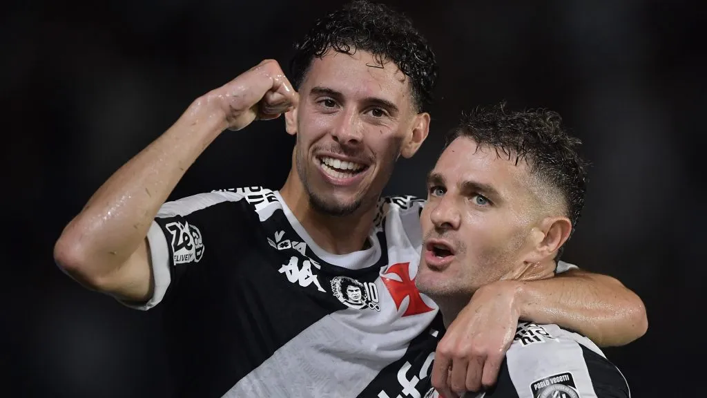 Vegetti jogador do Vasco comemora seu gol com Nuno Moreira jogador da sua equipe durante partida contra o Sport no estádio São Januário pelo campeonato Brasileiro A 2025. Foto: Thiago Ribeiro/AGIF