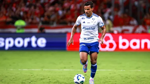 Kaiki Bruno, jogador do Cruzeiro, durante partida contra o Internacional no estadio Beira-Rio pelo campeonato Brasileiro A 2025. Foto: Maxi Franzoi/AGIF