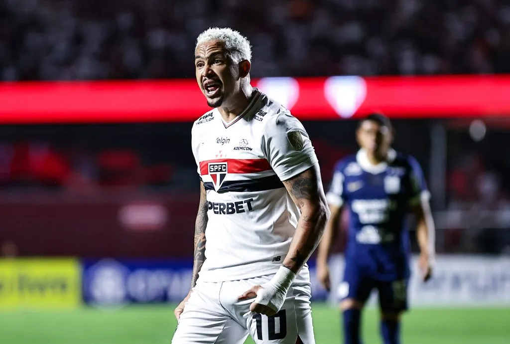 SP – SAO PAULO – 10/04/2025 – COPA LIBERTADORES 2025, SAO PAULO X ALIANZA LIMA – Luciano jogador do Sao Paulo reclama com a arbitragem durante partida contra o Alianza Lima no estadio Morumbi pelo campeonato Copa Libertadores 2025. Foto: Fabio Giannelli/AGIF