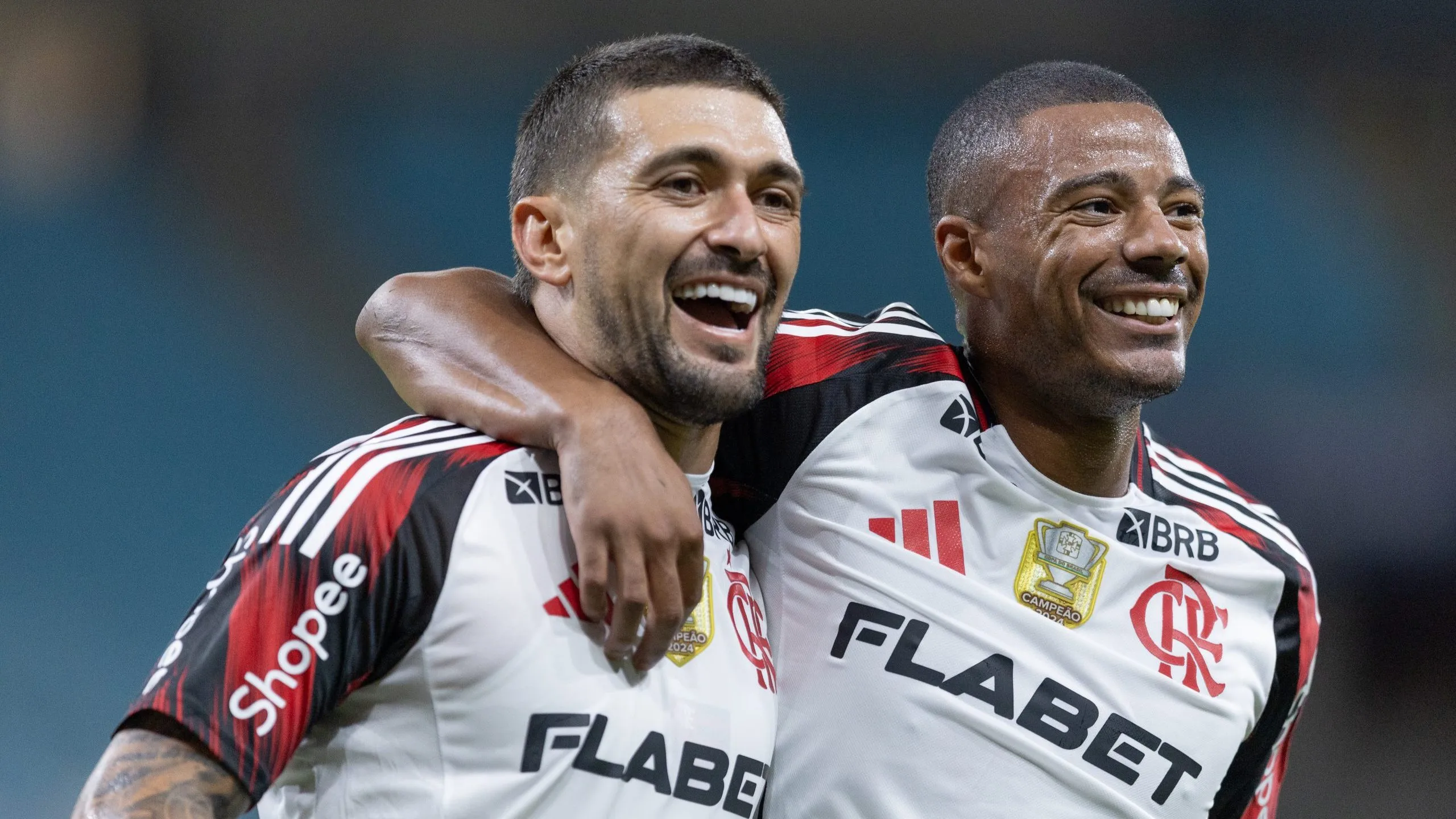 RS – PORTO ALEGRE – 13/04/2025 – BRASILEIRO A 2025, GREMIO X FLAMENGO – Giogian De Arrascaeta jogador do Flamengo comemora seu gol com jogador da sua equipe durante partida contra o Gremio no estadio Arena do Gremio pelo campeonato Brasileiro A 2025. Foto: Liamara Polli/AGIF