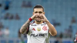 Giogian De Arrascaeta jogador do Flamengo comemora seu gol durante partida contra o Gremio no estadio Arena do Gremio pelo campeonato Brasileiro A 2025. Foto: Liamara Polli/AGIF