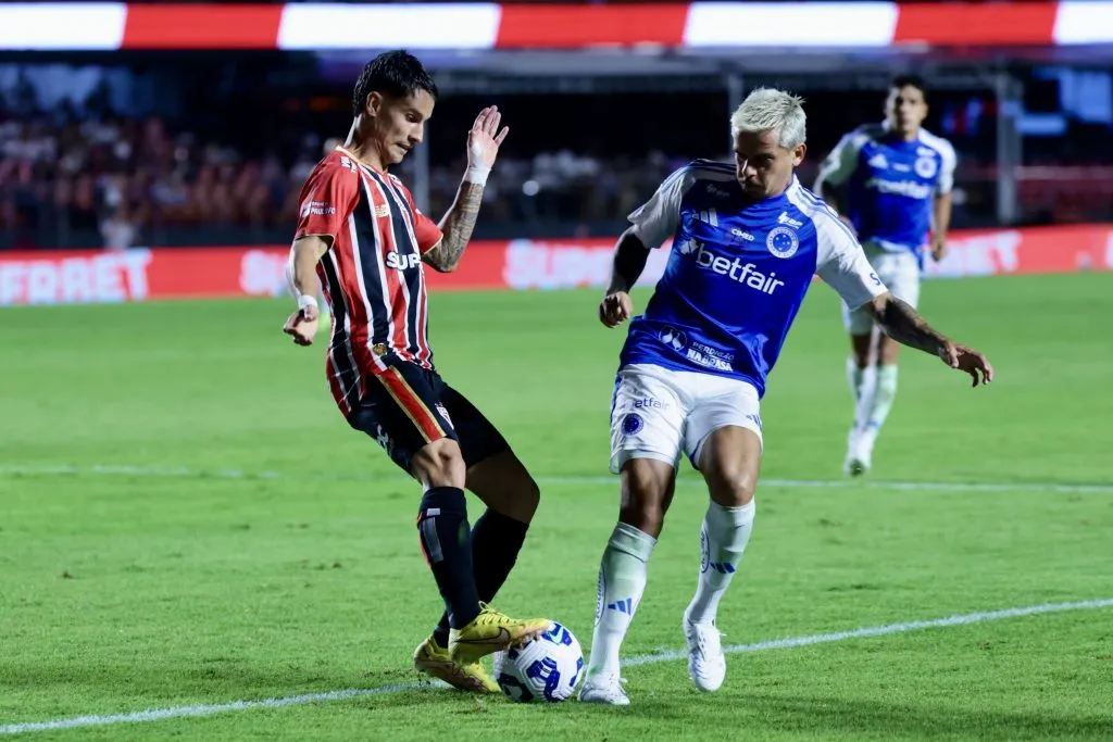 Ferreira jogador do São Paulo disputa lance com Fagner jogador do Cruzeiro – Foto: Marcello Zambrana/AGIF