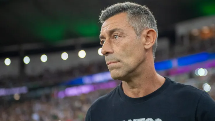 Pedro Caixinha, técnico do Santos, durante partida contra o Fluminense no estadio Maracana pelo campeonato Brasileiro A 2025. Foto: Thiago Ribeiro/AGIF