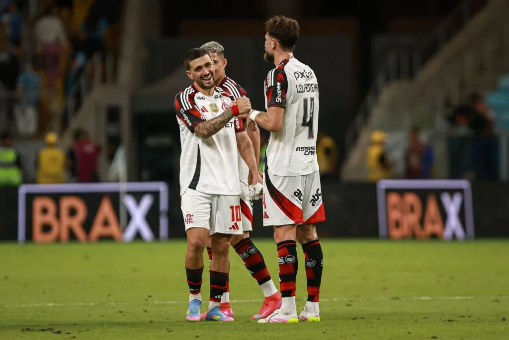 Jogadores do Flamengo em partida pelo Grêmio. Foto: Maxi Franzoi/AGIF
