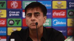 Treinador durante coletiva de imprensa