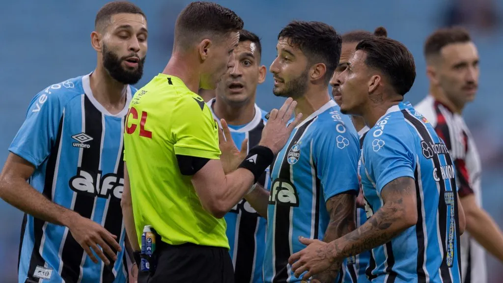 Jogadores do Grêmio reclamando com árbitro. Foto: Liamara Polli/AGIF