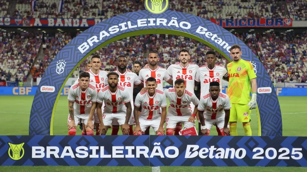 Atletas do Colorado perfilados antes da partida contra o Fortaleza, na Arena Castelão. Foto: Ricardo Duarte/Internacional.