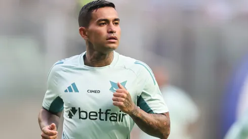 Dudu durante aquecimento antes de partida.