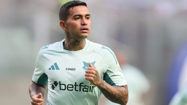 Dudu durante aquecimento antes de partida.