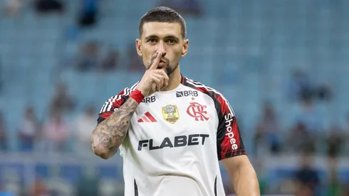 Arrascaeta comemorando pelo Flamengo contra o Grêmio - Foto: Liamara Polli/AGIF