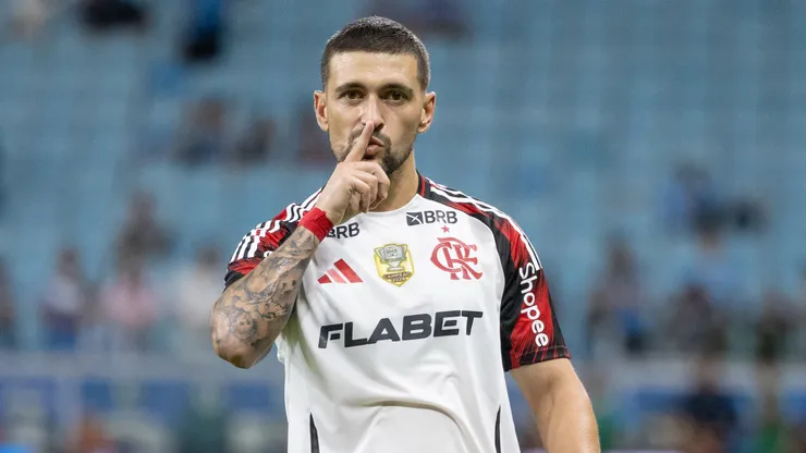 Arrascaeta comemorando pelo Flamengo contra o Grêmio - Foto: Liamara Polli/AGIF