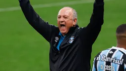 Felipão comemorando gol do Grêmio durante partida pelo Brasileirão 2021.