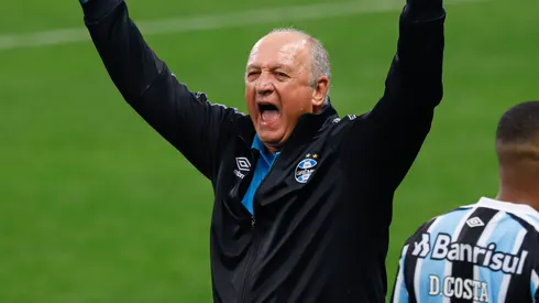 Felipão comemorando gol do Grêmio durante partida pelo Brasileirão 2021.