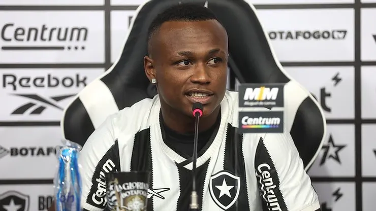 Nathan Fernades em apresentação no Botafogo. Foto: Vitor Silva/Botafogo.