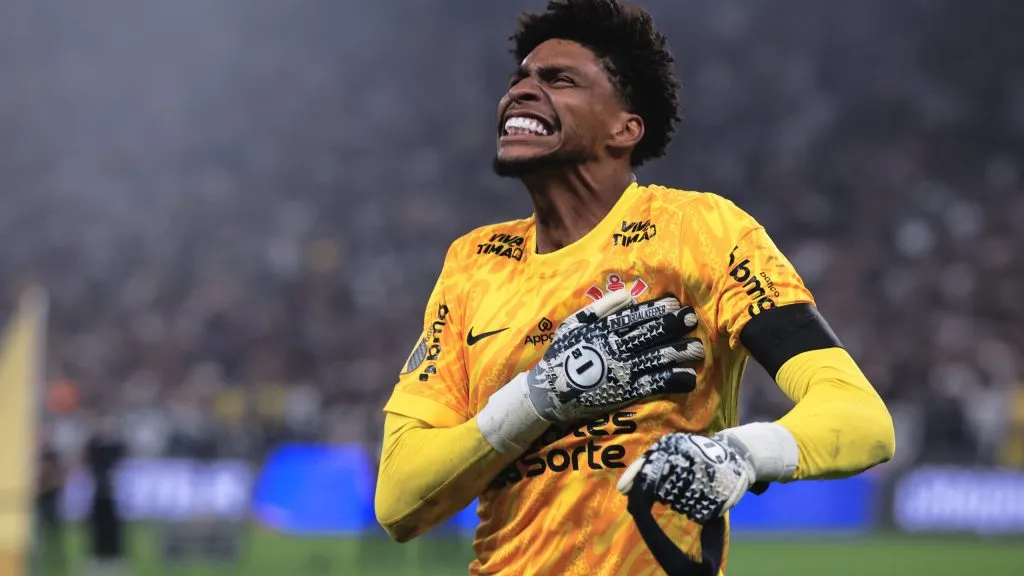 Hugo Souza comemorando título. Foto: Ettore Chiereguini/AGIF