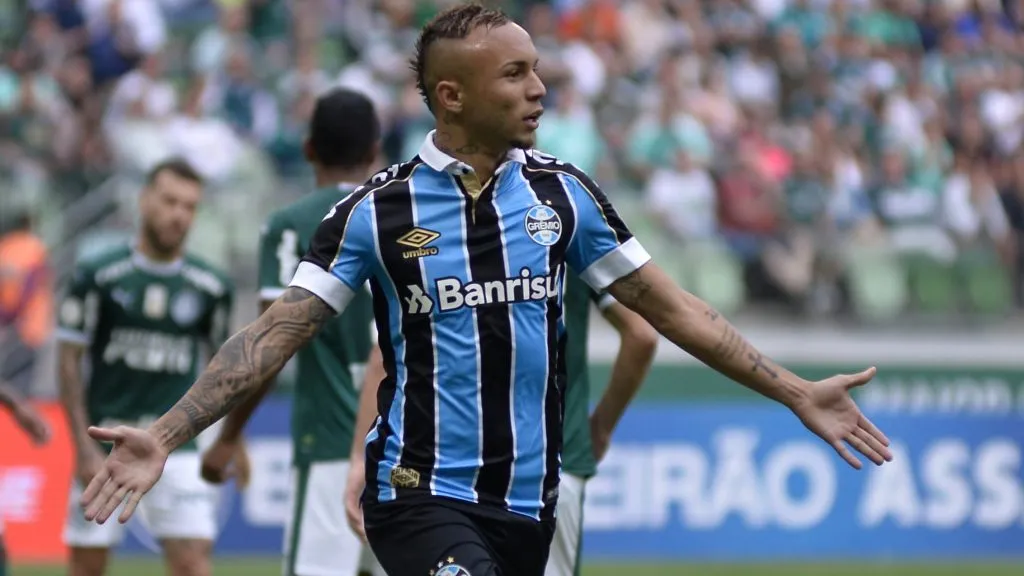 Everton Cebolinha jogador do Gremio comemora seu gol durante partida contra o Palmeiras no estadio Arena Allianz Parque pelo campeonato Brasileiro A 2019. Foto: Bruno Ulivieri/AGIF