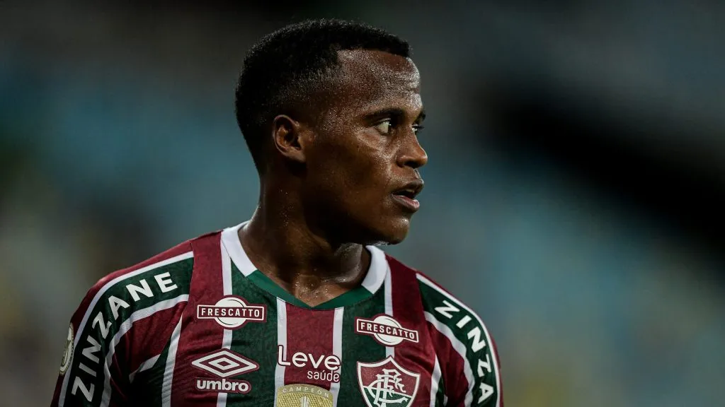 Arias, atleta do Tricolor das Laranjeiras, durante partida contra o Grêmio, pelo Campeonato Brasileiro de 2024. Foto: Thiago Ribeiro/AGIF.