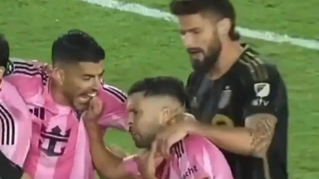 Luís Suárez tentando morder Jordi Alba em partida pelo Inter Miami – Foto: Reprodução