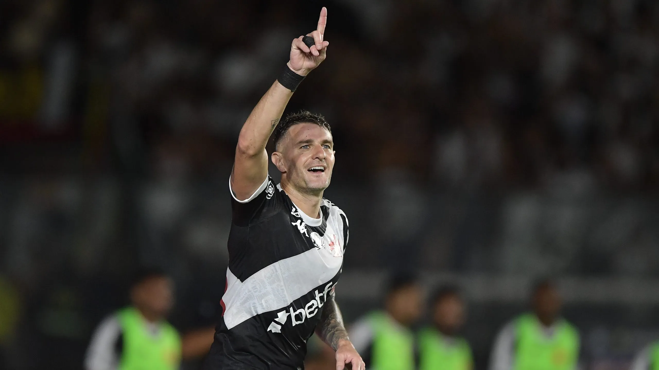 Vegetti comemora um de seus gols na partida contra o Sport. Foto: Thiago Ribeiro/AGIF