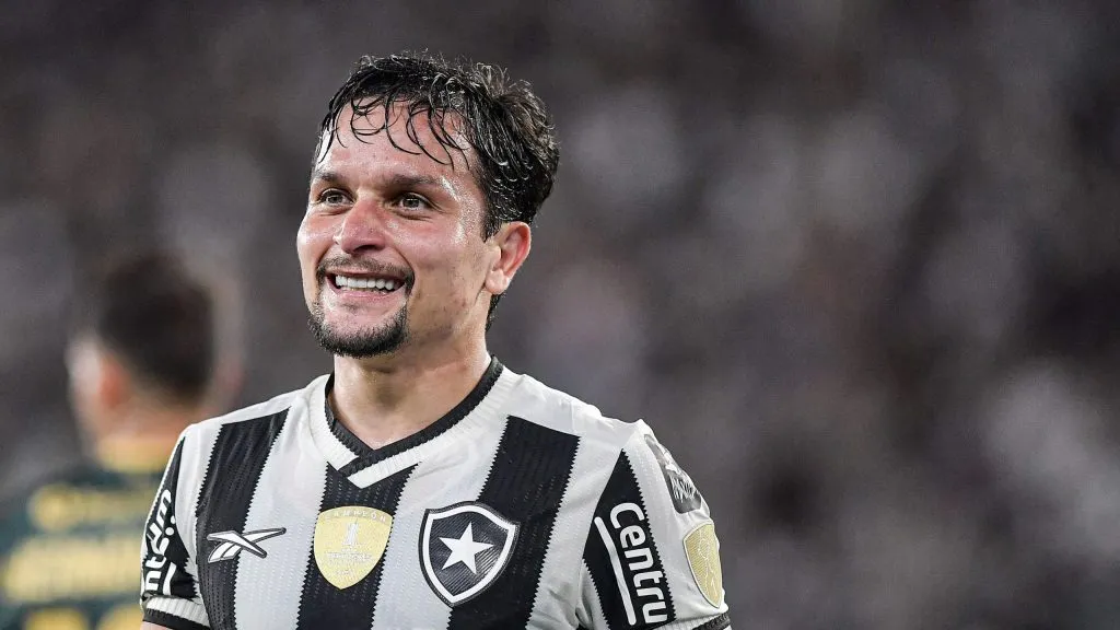 Artur, atleta do Glorioso, durante partida válida pela CONMEBOL LIbertadores. Foto: Thiago Ribeiro/AGIF.