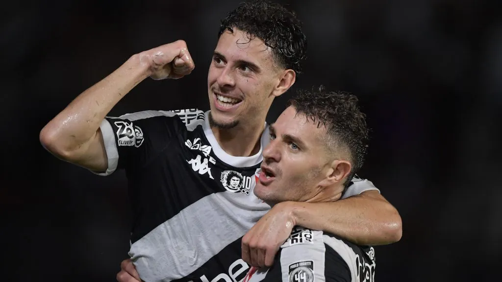 Nuno Moreira e Pablo Vegetti em ação pelo Vasco da Gama contra o Sport – Foto: Thiago Ribeiro/AGIF