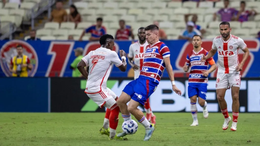 carbonero jogador do Internacional durante partida contra o Fortaleza no estádio Arena Castelão pelo campeonato Brasileiro A 2025. Foto: Baggio Rodrigues/AGIF
