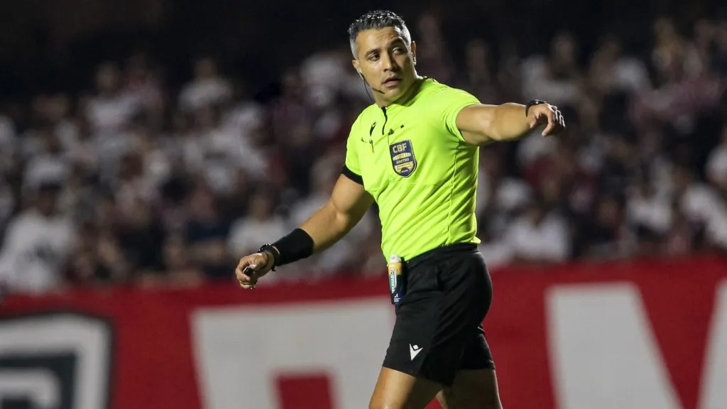 Felipe Fernandes de Lima irá apitar Internacional x Palmeiras – Foto: Marco Miatelo/AGIF