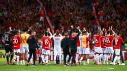 Jogadores do Internacional comemoram vitória ao final da partida contra o Atlético Nacional no estádio Beira-Rio pelo campeonato Copa Libertadores 2025.