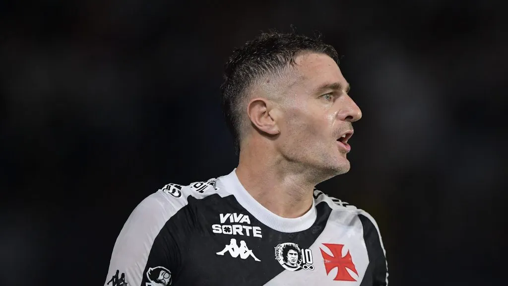 Vegetti, jogador do Gigante da Colina, comemora seu tento durante partida contra o Sport, pelo Brasileirão. Foto: Thiago Ribeiro/AGIF.