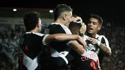 Vegetti celebra seu gol com os companheiros de equipe. Foto: Matheus Lima/Vasco.
