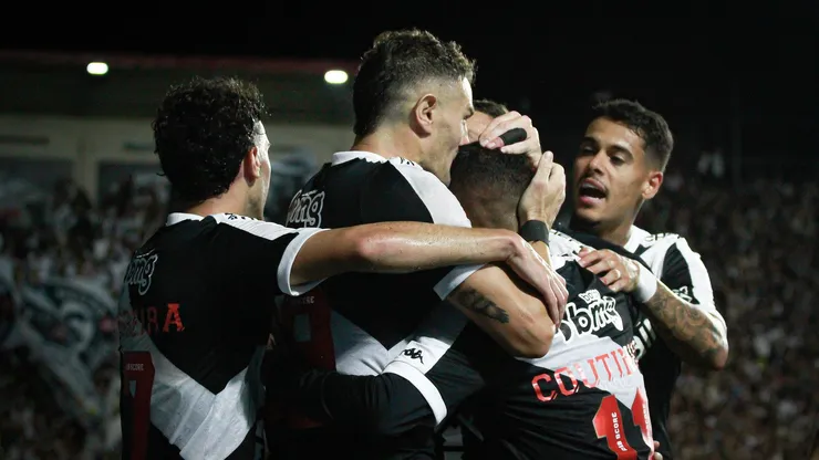Vegetti celebra seu gol com os companheiros de equipe. Foto: Matheus Lima/Vasco.