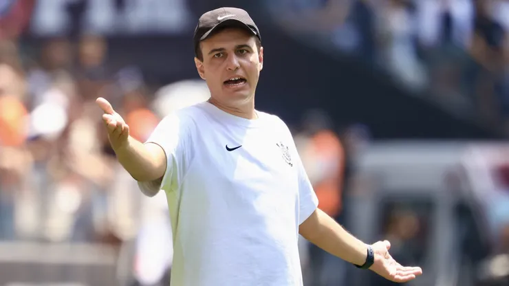 Lucas Piccinato técnico do Corinthians durante partida contra o São Paulo no estádio Arena Corinthians pelo campeonato Brasileiro A Feminino 2024.