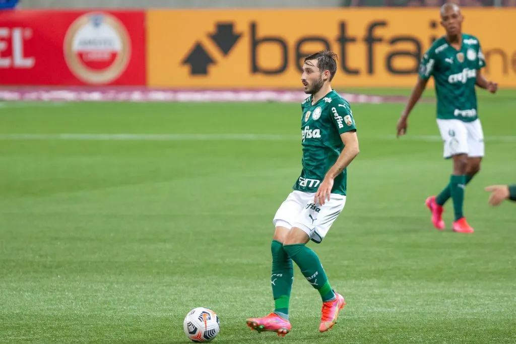 Matias Vina, ex-jogador do Palmeiras disputa lance com jogador do Defensa y Justicia durante partida no estadio Arena Allianz Parque pelo campeonato Copa Libertadores 2021. Foto: Marcello Zambrana/AGIF