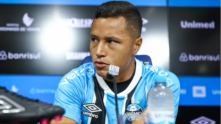 Marlon durante apresentação em seu novo clube. Foto: Lucas Uebel/Grêmio FBPA