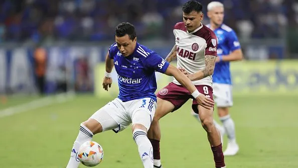 Marlon durante partida. Foto: Gilson Lobo/Getty Images