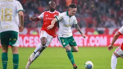 Valencia e Aníbal Moreno em campo durante último duelo entre Internacional x Palmeiras - Foto: Maxi Franzoi/AGIF