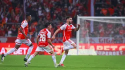 Bruno Henrique, jogador do Internacional, comemora seu gol durante partida contra o Palmeiras, pelo Campeonato Brasileiro de 2024. Foto: Maxi Franzoi/AGIF.