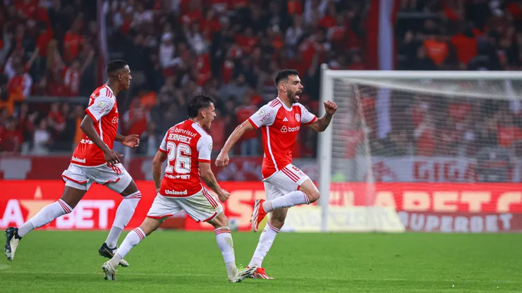 Bruno Henrique, jogador do Internacional, comemora seu gol durante partida contra o Palmeiras, pelo Campeonato Brasileiro de 2024. Foto: Maxi Franzoi/AGIF.