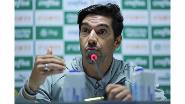 Abel Ferreira em entrevista coletiva - Foto: Heuler Andrey/Getty Images)