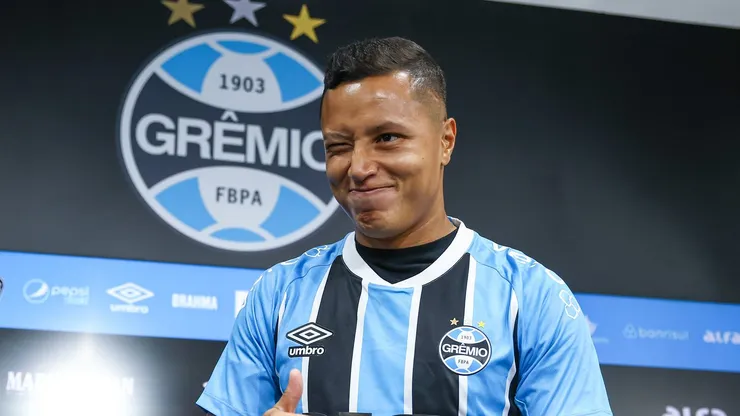 Marlon em apresentação no Grêmio